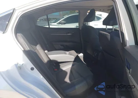 2025 Toyota Camry Xle z USA, uszkodzony, nr VIN 4T1DAACK2SU051010